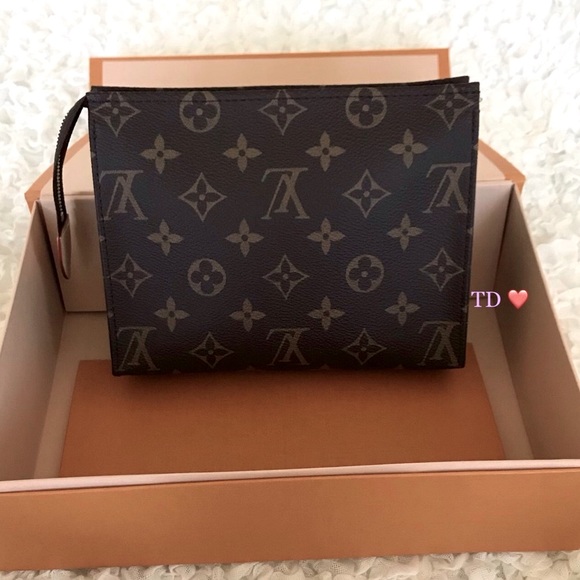 🎁BRAND NEW LOuis Vuitton Toiletry 19 - Picture 1 of 9